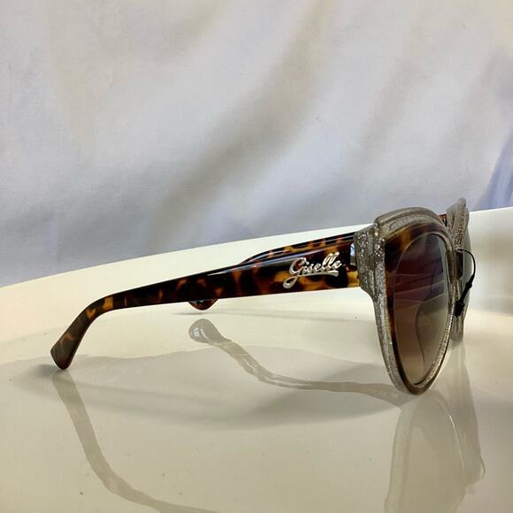 Giselle Retro Two Tone Cat Eye Womens Sunglasses - Picture 5 of 6